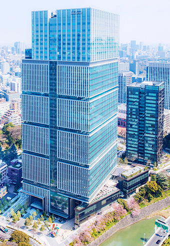 Office / hotel building with a height of 180 meters where the hotel enters on the upper floor 7 floors