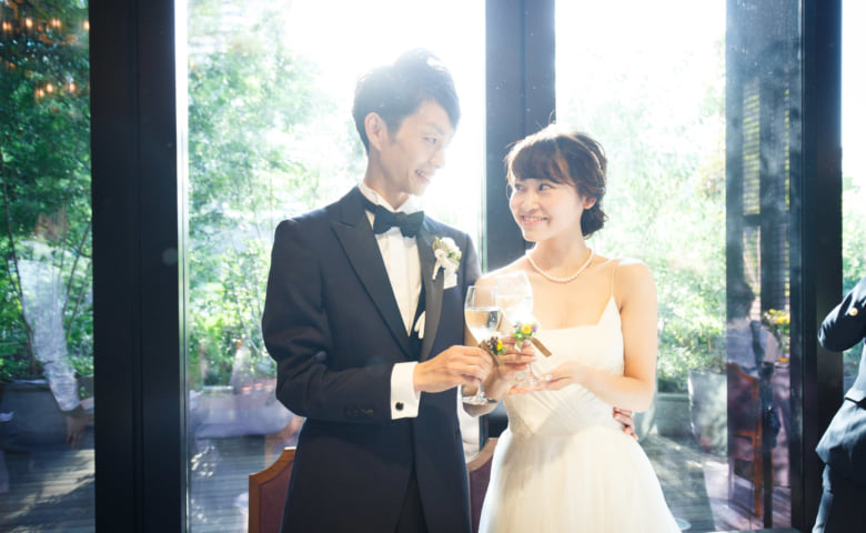 SHOHEI＆EMIKO【サマーウェディング】自然光と緑あふれる温かで距離感の近い結婚式
